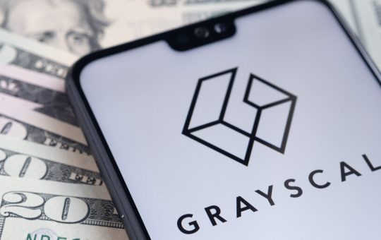 Bitcoin ETFs Lose Ground Again as Over $302 Million Leaves Grayscale Trust