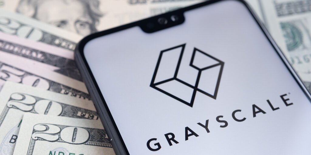 Bitcoin ETFs Lose Ground Again as Over $302 Million Leaves Grayscale Trust