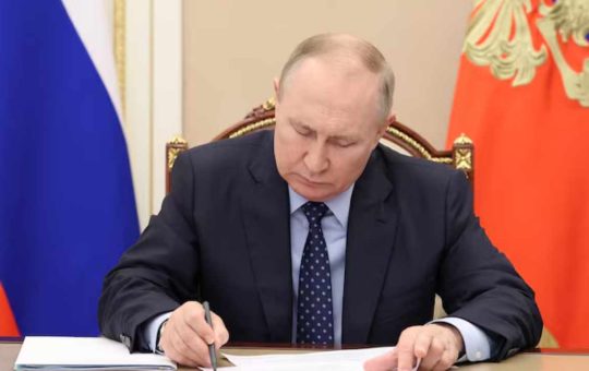 Putin Signs Law to Advance Cryptocurrency Use in Russia’s International Trade